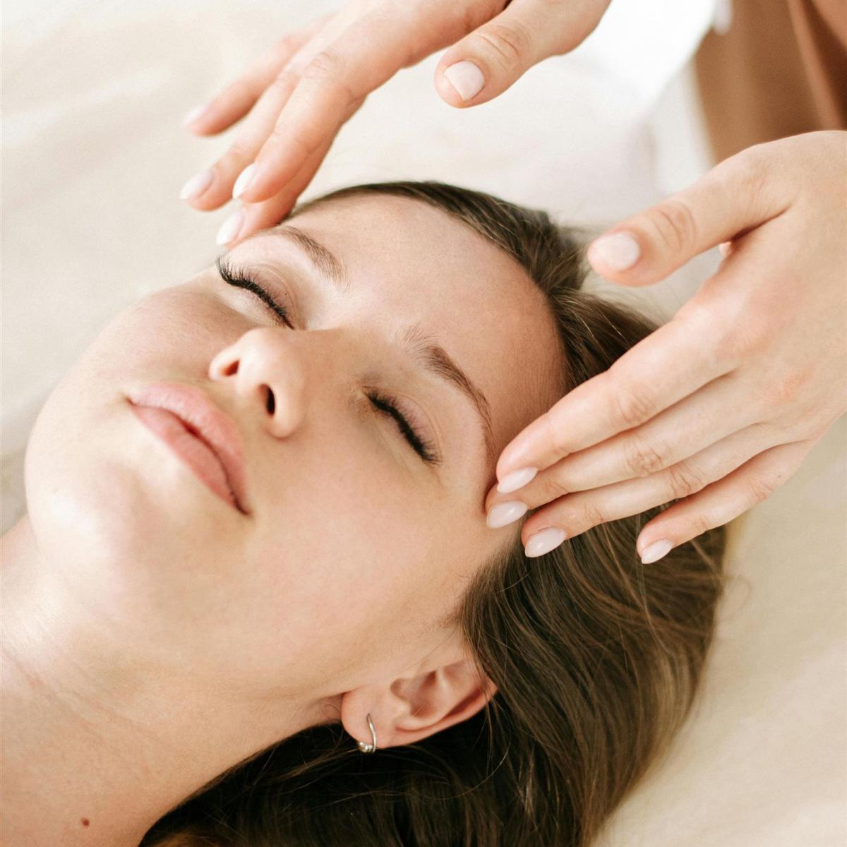 Kostenloses Stock Foto zu achtsamkeit, aromatherapie, augen geschlossen